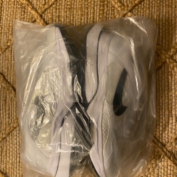 Nike New Brand New Never Worn Womens size 8 - Picture 3 of 4